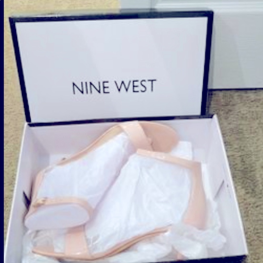 Women’s Size 8 -Neutral